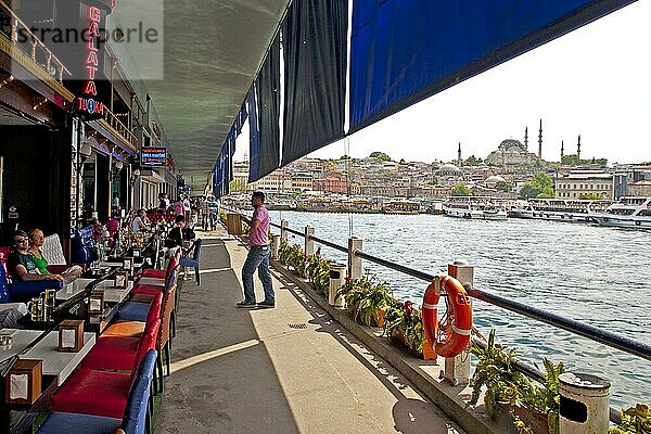 Restaurantmeile im Untergeschoss derr Galatabrücke  Istanbul  Türkei  Asien