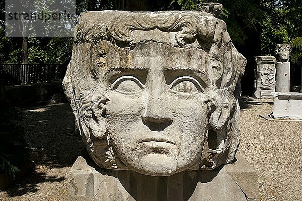 Medusakopf im Garten des Archäologischen Museums  Istanbul  Türkei  Asien