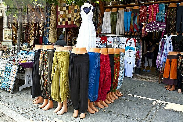 traditionelle Kleidung vor dem Großer Basar  Istanbul  Türkei  Asien