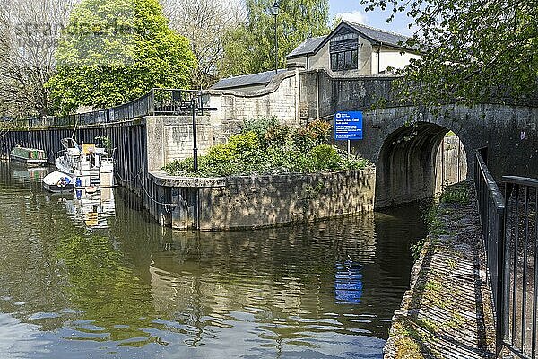 Eingang zum Kennet and Avon Kanal vom Fluss Avon  Widcombe  Bath  Somerset  England  UK