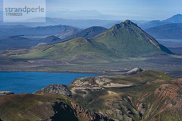 Landschaftspanorama  Dramatische Vulkanlandschaft  bunte Erosionslandschaft mit Bergen  Lavafeld  Landmannalaugar  Fjallabak Naturreservat  Suðurland  Island  Europa