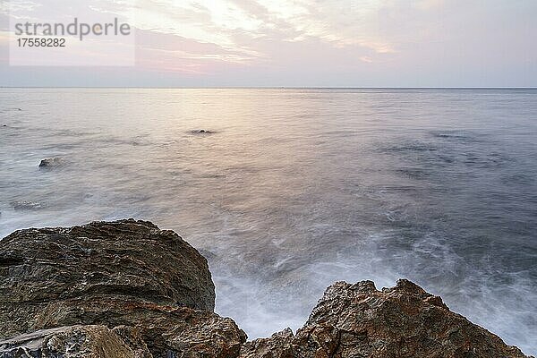 Langzeitaufnahme am Meer  Sonnenaufgang bei der Küste von San Stefano al Mare  Ligurien  Italien  Europa