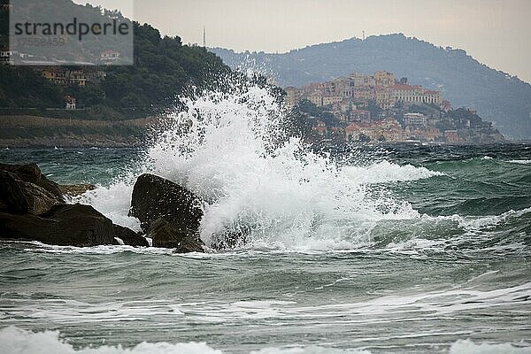 Starker Wellengang bei Sturm bricht sich an Uferbefestigung in Sanremo  Ligurien  Italien  Europa