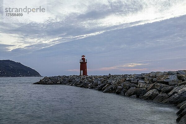 Sonnenaufgang mit Leuchtturm an der Hafenmole in Porto Maurizio  Imperia  Ligurien  Italien  Europa