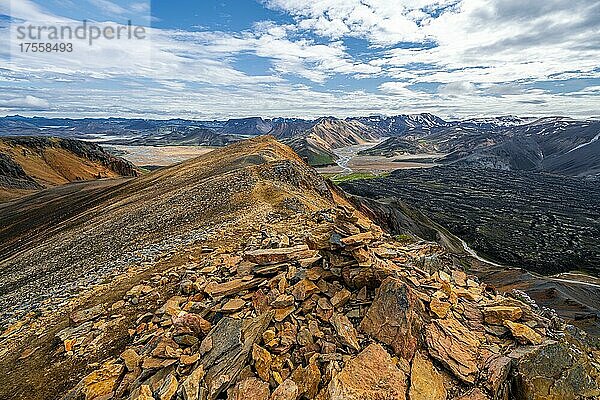 Landschaftspanorama  Dramatische Vulkanlandschaft  bunte Erosionslandschaft mit Bergen  Lavafeld  Landmannalaugar  Fjallabak Naturreservat  Suðurland  Island  Europa