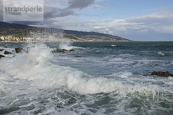 Starker Wellengang bei Sturm bricht sich an Uferbefestigung in Sanremo  Ligurien  Italien  Europa