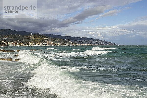 Starker Wellengang bei Sturm bricht sich an Uferbefestigung in Sanremo  Ligurien  Italien  Europa