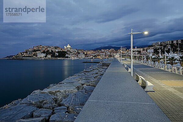 Sonnenaufgang mit Leuchtturm an der Hafenmole in Porto Maurizio  Imperia  Ligurien  Italien  Europa