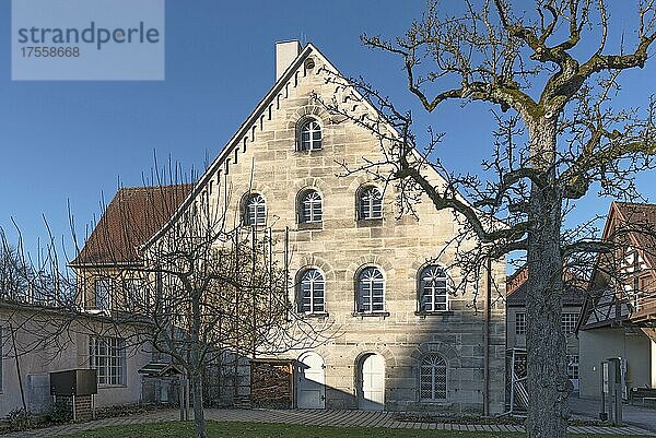 Historisches Gebäude einer ehemaligen Kunstmühle von 1848  mit Garten  heute Industriemuseum  Lauf an der Pegnitz  Mittelfranken  Bayern  Deutschland  Europa
