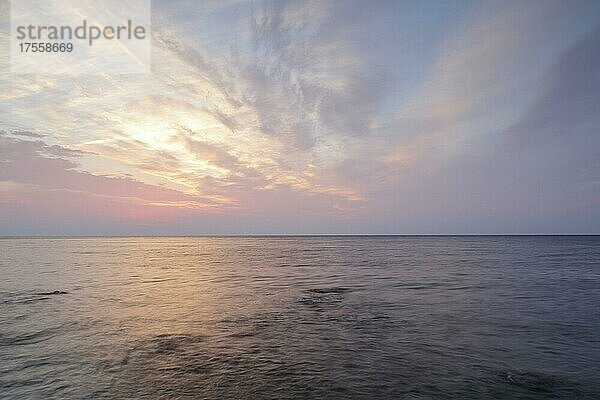 Sonnenaufgang bei der Küste von San Stefano al Mare  Ligurien  Italien  Europa