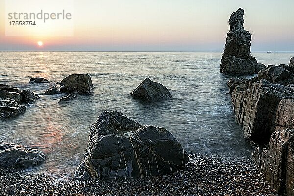 Sonnenaufgang bei den Felsen von Galeazza  Imperia  Ligurien  Italien  Europa