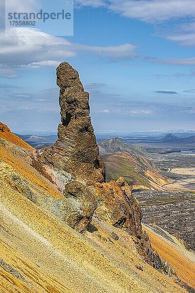 Steinformation  Landschaft bei Landmannalaugar  Dramatische Vulkanlandschaft  bunte Erosionslandschaft mit Bergen  Lavafeld  Landmannalaugar  Fjallabak Naturreservat  Suðurland  Island  Europa