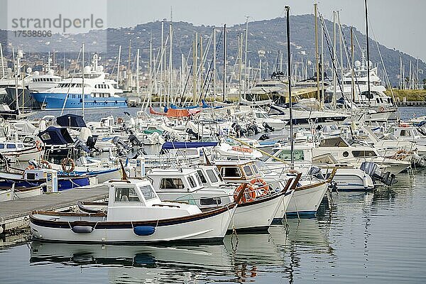 Hafenanlage mit kleinen Booten in Porto Maurizio  Imperia  Ligurien  Italien  Europa