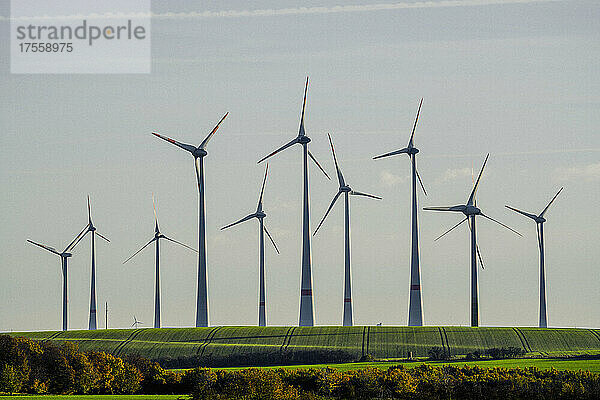 Hoch aufragende Windturbinen in sonniger ländlicher Umgebung  Deutschland