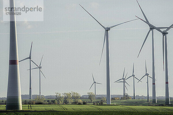 Windkraftanlage in einem sonnigen  idyllischen ländlichen Gebiet  Deutschland