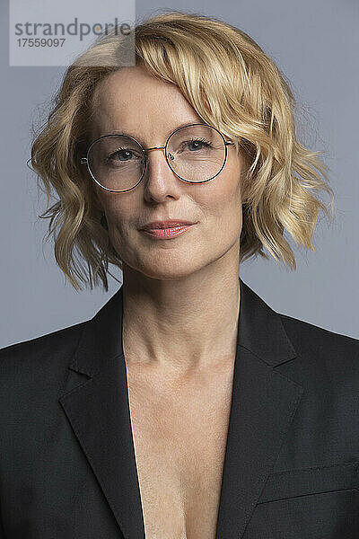 Porträt selbstbewusste schöne blonde Geschäftsfrau mit Brille