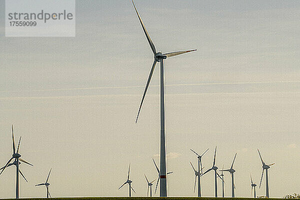 Windkraftanlagen vor blauem Abendhimmel  Deutschland