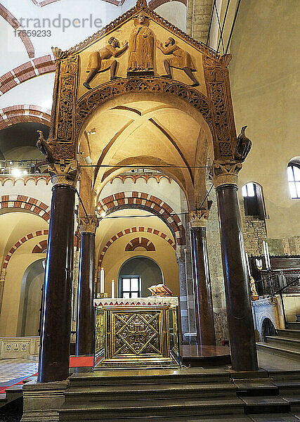 Europa  Italien  Lombardei  Mailand  Abtei von S. Ambrogio. Frühchristliche und mittelalterliche romanische Kirche mit einem goldenen Altar