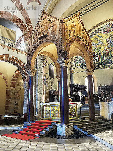 Europa  Italien  Lombardei  Mailand  Abtei von S. Ambrogio. Frühchristliche und mittelalterliche romanische Kirche mit einem goldenen Altar
