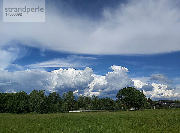 Italien  Lombardei  Schmuddelige Landschaft und Wolken