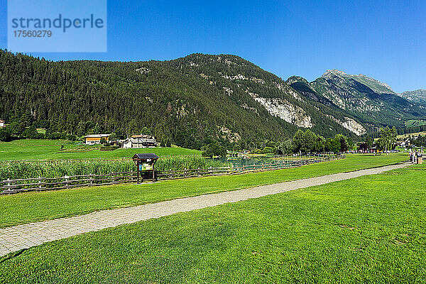 Italien  Aostatal  Brusson  Wiese am See