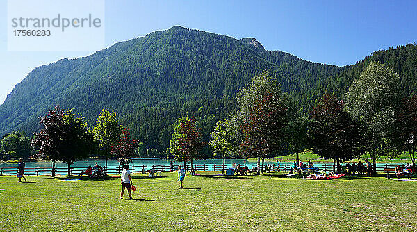 Italien  Aostatal  Brusson  Wiese am See