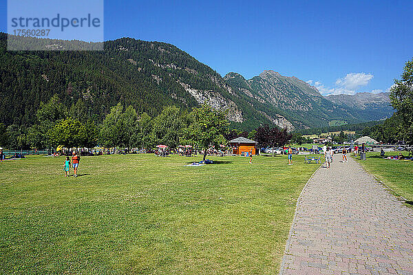 Italien  Aostatal  Brusson  Wiese am See