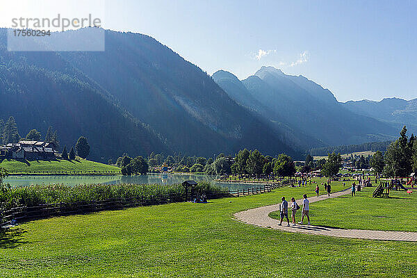 Italien  Aostatal  Brusson  Wiese am See