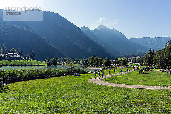 Italien  Aostatal  Brusson  Wiese am See