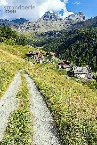 Italien  Aostatal  Champoluc  Berg Crest  Dorf Cuneaz