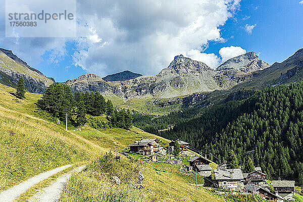 Italien  Aostatal  Champoluc  Berg Crest  Dorf Cuneaz