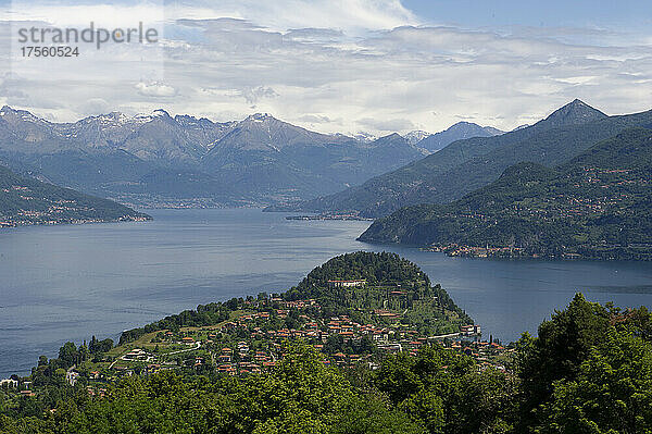 Comer See Lombardei  Italien  . Der Como-Arm auf der linken Seite und der Lecco-Arm auf der rechten Seite  auf dem Vorgebirge die Stadt Bellagio.