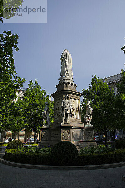 Europa  Italien  Lombardei  Mailand Denkmal für Leonardo da Vinci in der Mitte der Piazza La Scala.