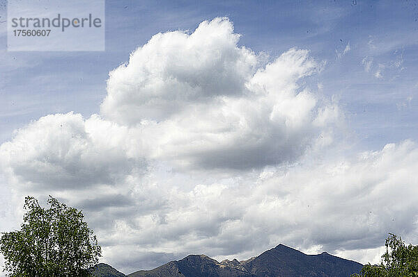 Italien  Weiße Wolken am blauen Himmel