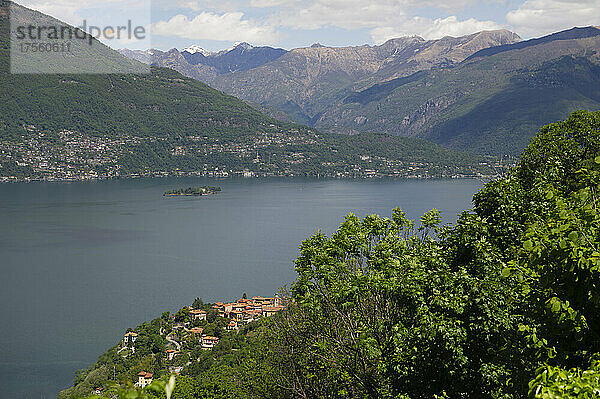 Europa  Italien  Lombardei  Verbano-See oder Lago Maggiore  das Turiner Ufer und die Grenze zur Schweiz. Tronzano Lago Maggiore. Brissago Inseln