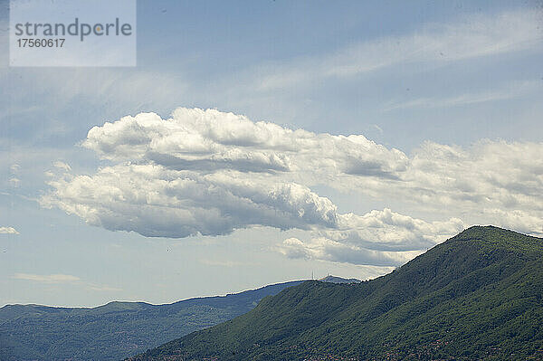 Italien  Weiße Wolken am blauen Himmel