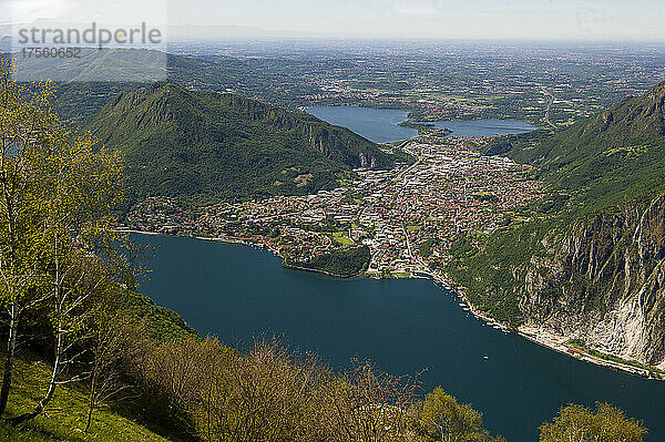 Italien  Lombardei  Provinz Lecco  Belvedere des Valentino-Parks am Pian dei Resinelli. Blick auf den Comer See  Ortsteil von Lecco. Vor Malgrate  Valmadrera und dem Annone-See.anorama  blauer Himmel  Berge  Wasser