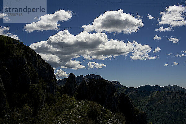 Italien  Weiße Wolken am blauen Himmel