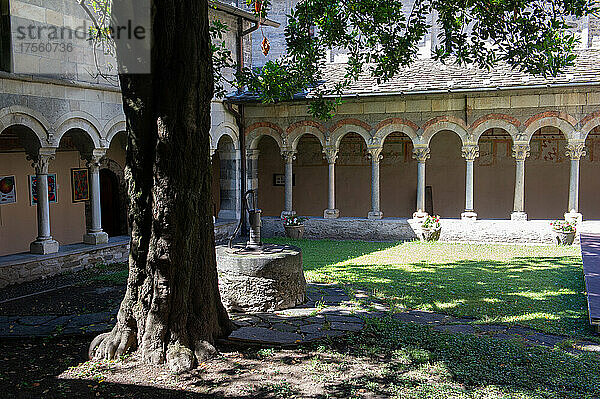 Europa  Italien  Lombardei  Colico  Mittelalterliche Zisterzienserabtei Piona (Abteipriesterei Piona) am Lecco-Arm des Comer Sees.