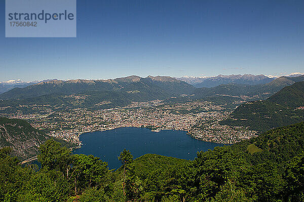 Europa  Italien  Como Lanzo d'Intelvi  Val d'Intelvi  Blick von Sighignola (Italien) auf den Luganer See (Schweiz). Lugano Stadt.