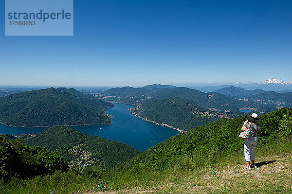 Europa  Italien  Como Lanzo d'Intelvi  Val d'Intelvi  Blick von Sighignola (Italien) auf den Luganer See (Schweiz). Unten rechts Porto Ceresio. Brücke von Melide.