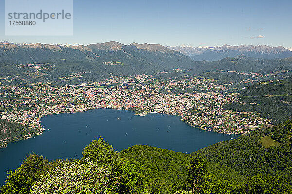 Europa  Italien  Como Lanzo d'Intelvi  Val d'Intelvi  Blick von Sighignola (Italien) auf den Luganer See (Schweiz). Lugano Stadt.