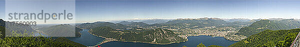 Europa  Italien  Como Lanzo d'Intelvi  Val d'Intelvi  Blick von Sighignola (Italien) auf den Luganer See (Schweiz)