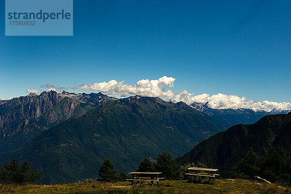 Europa  Italien  Lombardei  Provinz Lecco  Landschaft vom Gipfel des Monte Legnoncino.