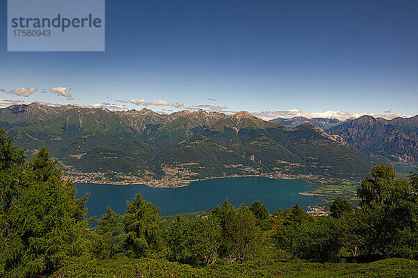 Europa  Italien  Lombardei  Provinz Lecco  Landschaft vom Gipfel des Monte Legnoncino.