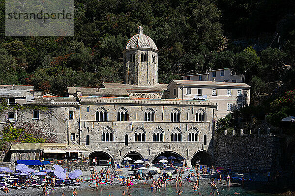 Europa  Italien  Camogli  Abtei in der Bucht von S. Fruttuoso  am Mittelmeer in Ligurien.