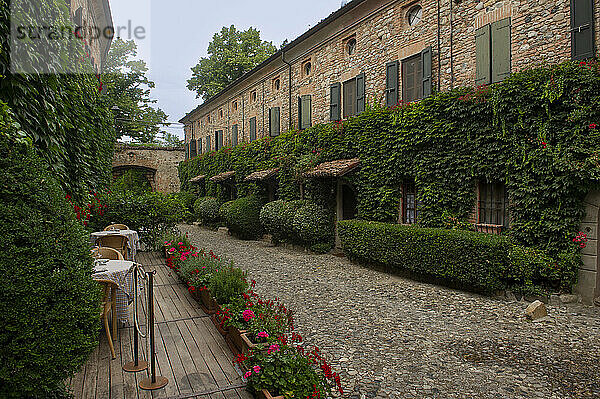 Europa  Italien  Piacenza - Region Emilia Romagna. Die Burg von Rivalta mit den befestigten Mauern