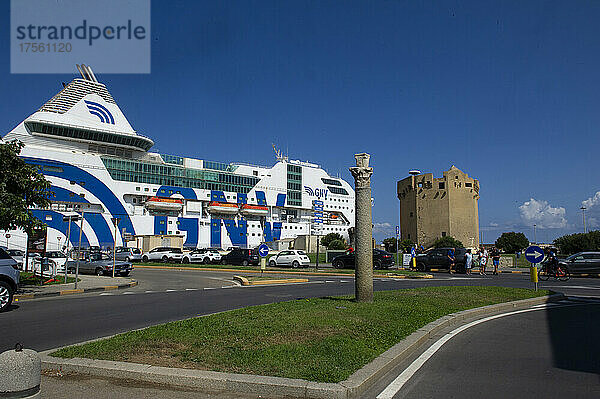 Europa  Italien  Sardinien  Porto Torres  Torre Aragonese am Hafen mit dem Kreuzfahrtschiff im Hintergrund