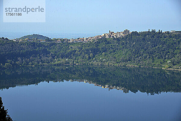 Italien  Latium  Nemi  der See