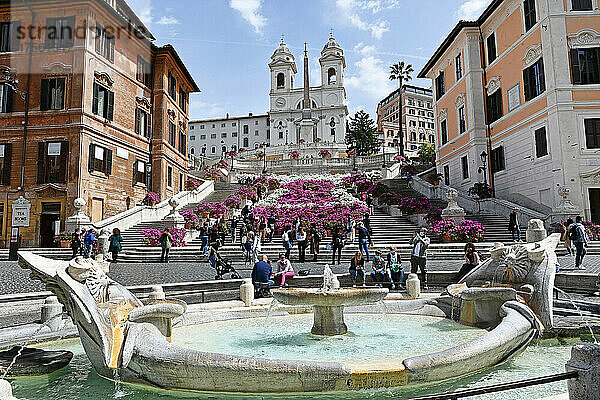 Italien  Latium  Rom  Trinità dei Monti  Piazza di Spagna mit Blumen